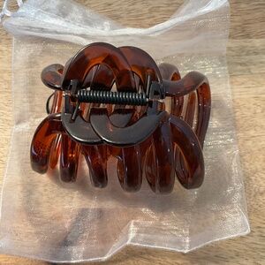 Camila Paris octopus hair claw